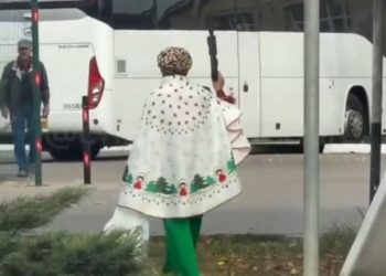 На Кубани заметили пожилую женщину с автоматом