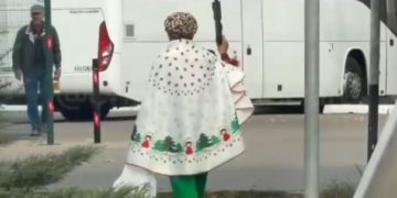 На Кубани заметили пожилую женщину с автоматом