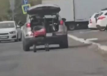 В Краснодаре водитель авто вез на буксире детскую коляску