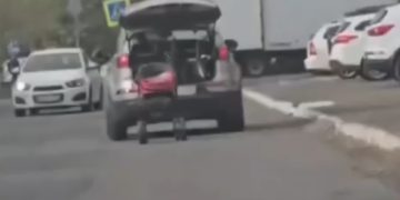 В Краснодаре водитель авто вез на буксире детскую коляску