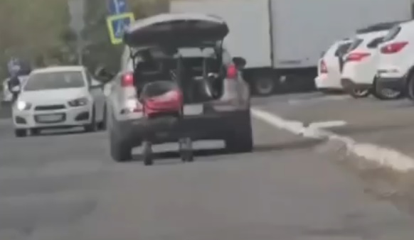 В Краснодаре водитель авто вез на буксире детскую коляску