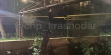 В Сочи молодой человек упал в реку с «кошачьего мостика»