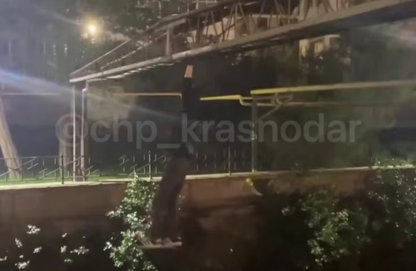 В Сочи молодой человек упал в реку с «кошачьего мостика»