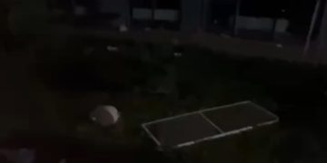 В Краснодаре мужчина кидался из окна игрушками и москитными сетками