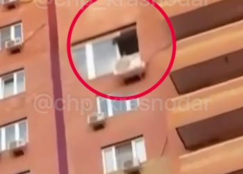 В Краснодаре молодые люди вылезали с 18-го этажа на кондиционер