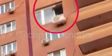 В Краснодаре молодые люди вылезали с 18-го этажа на кондиционер