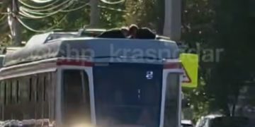 В Краснодаре двое подростков катались на крыше трамвая